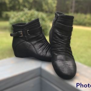 Baretraps Sheigh Black Women Ankle Wedge Boots Size 6 1/2M